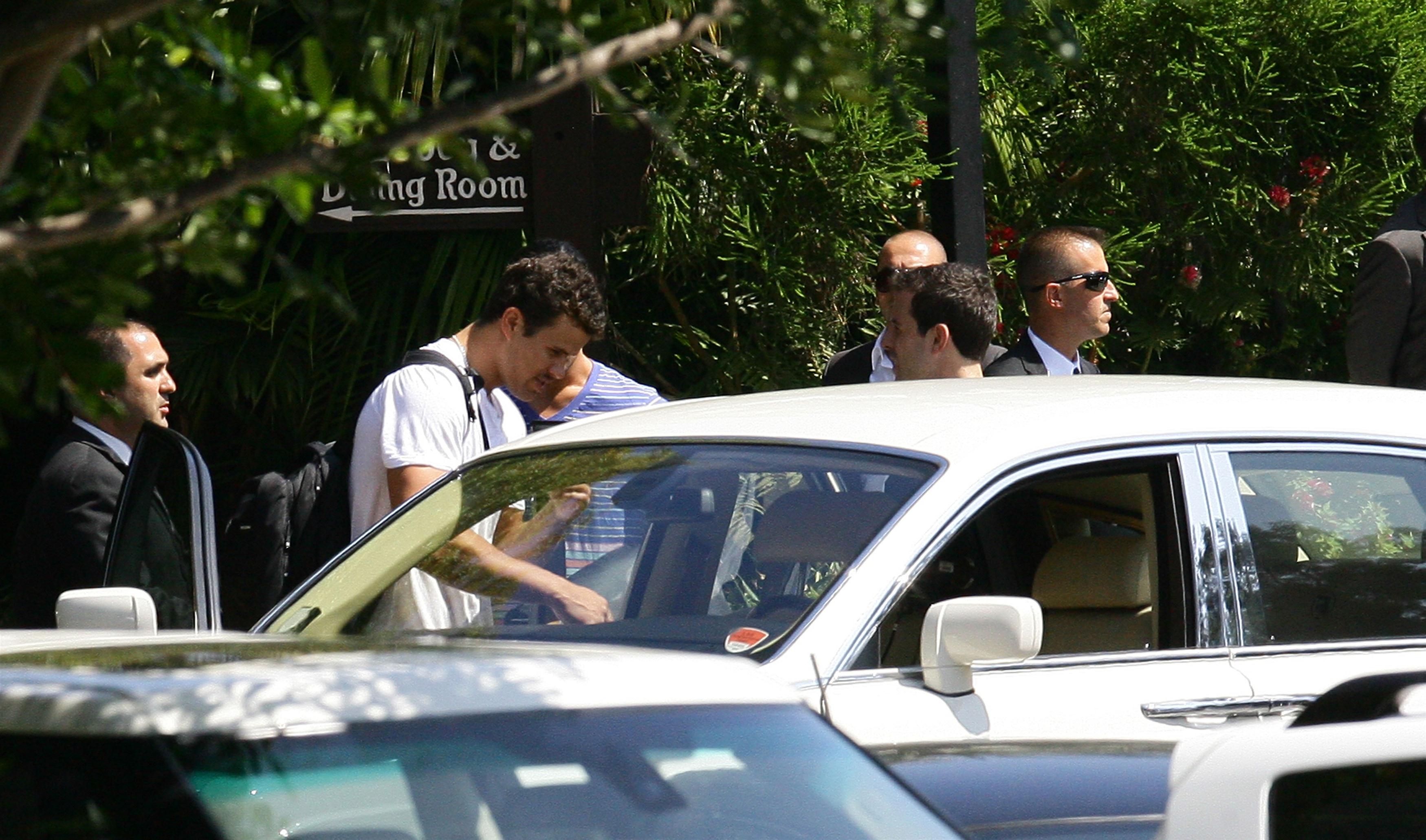 Family and guests arrive at the wedding venue of Kris Humphries and Kim Kardashian pictures | Picture 62567